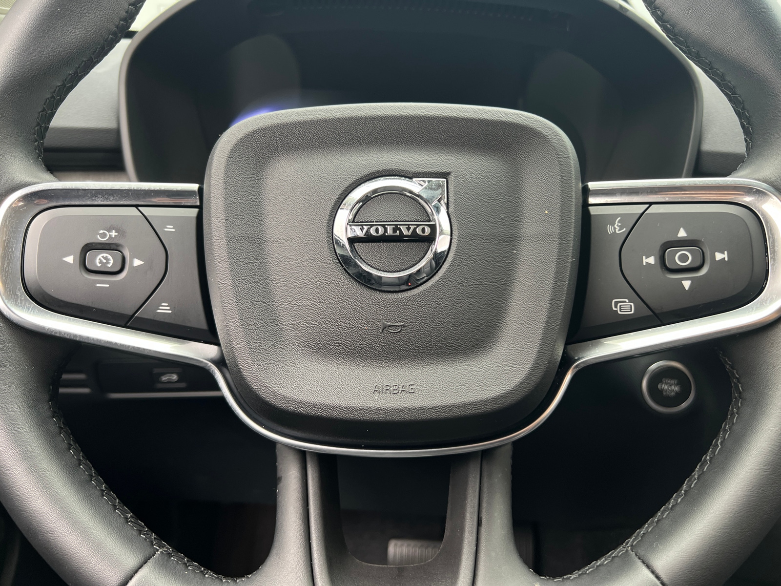 Thumbnail: 2025 Volvo XC40 - 5