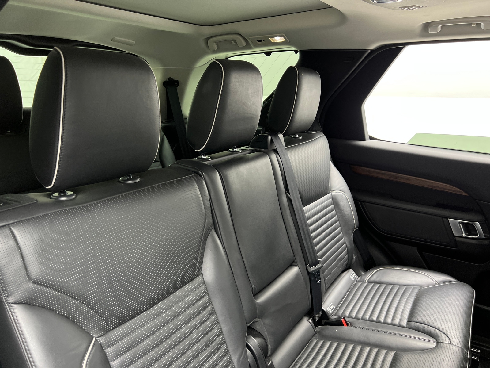 Thumbnail: 2018 Land Rover Discovery - 5