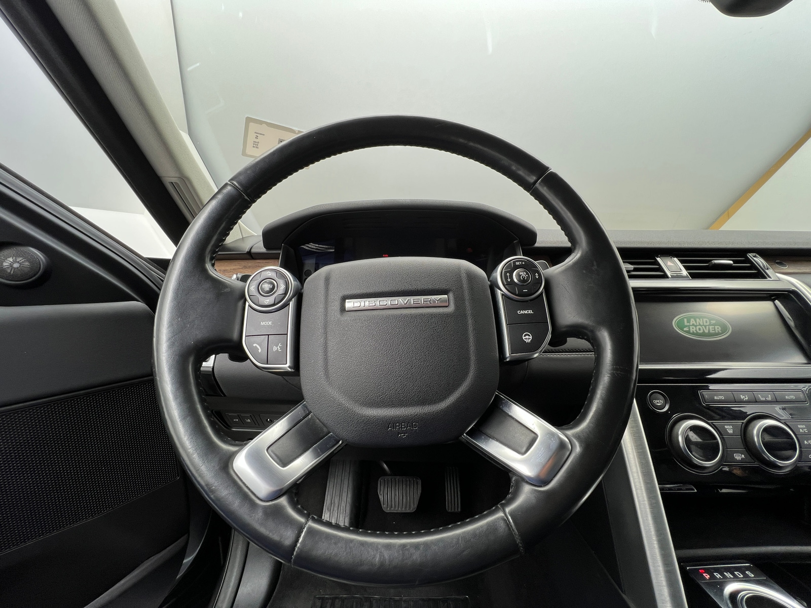 Thumbnail: 2018 Land Rover Discovery - 4