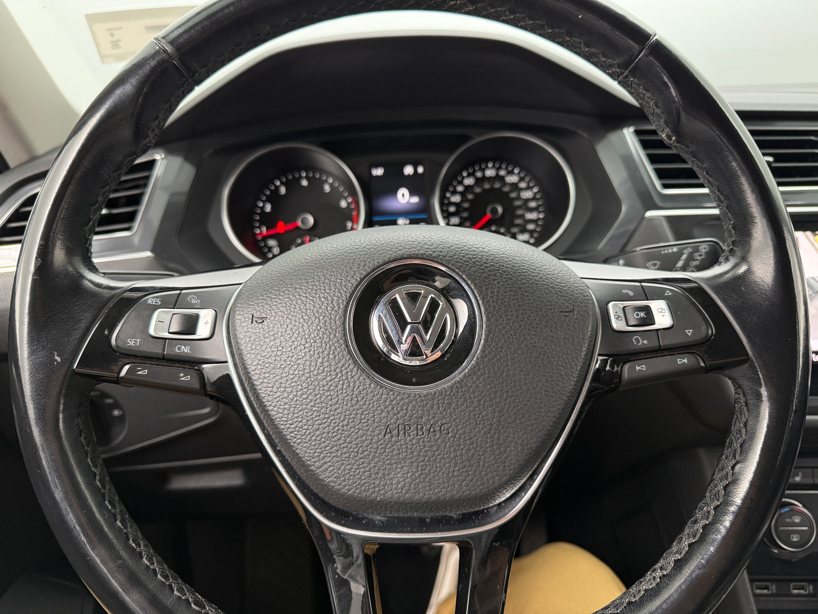 Thumbnail: 2018 Volkswagen Tiguan - 4
