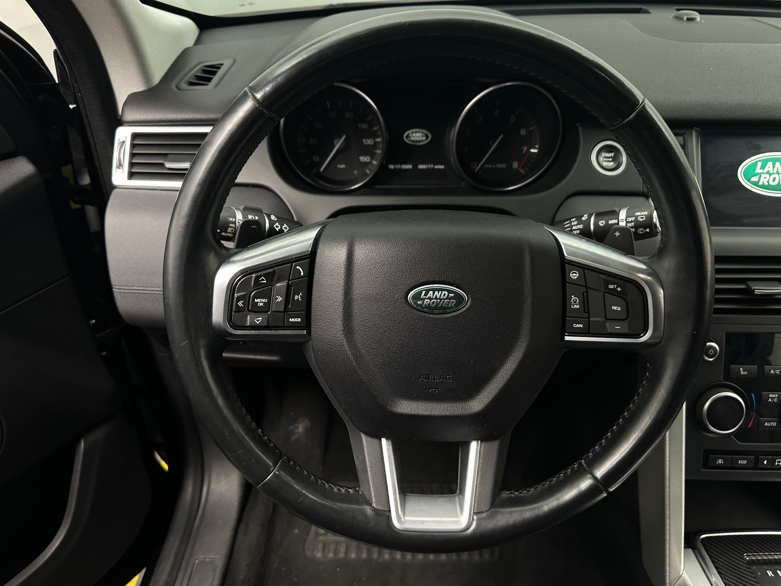 Thumbnail: 2015 Land Rover Discovery Sport - 4