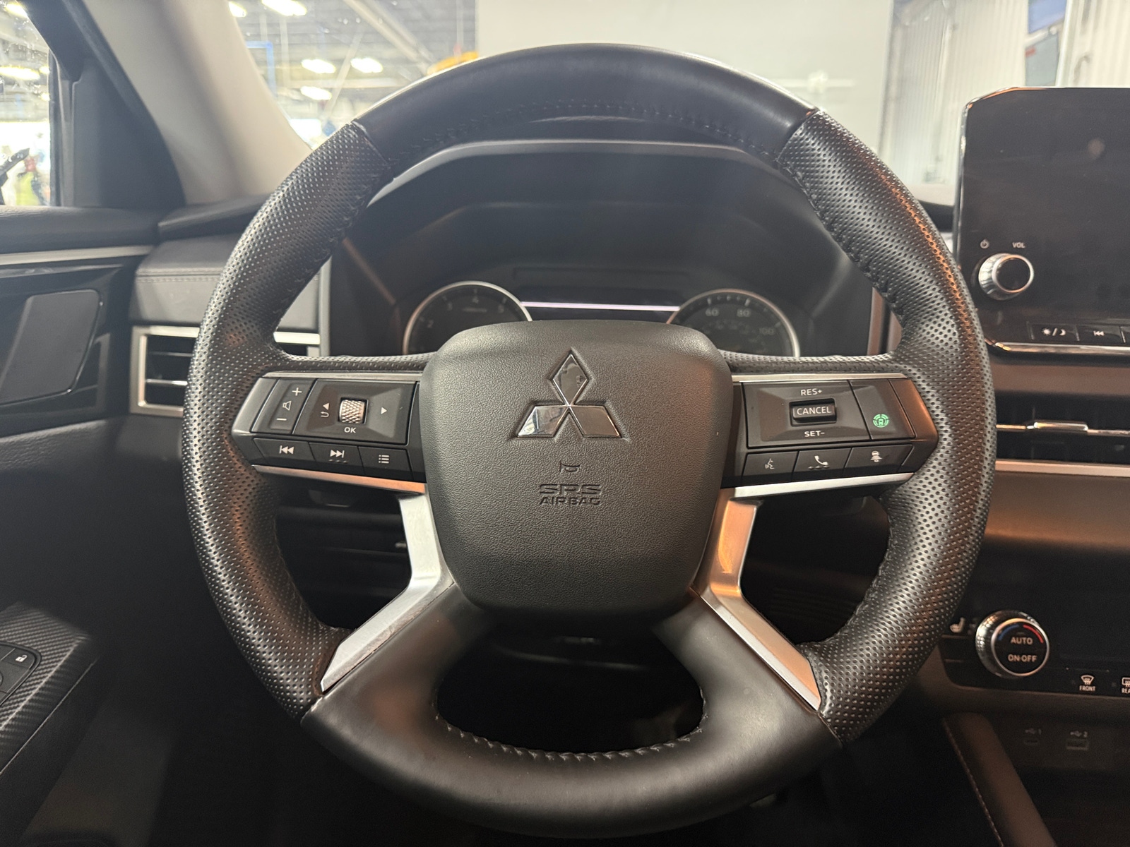 Thumbnail: 2023 Mitsubishi Outlander - 4