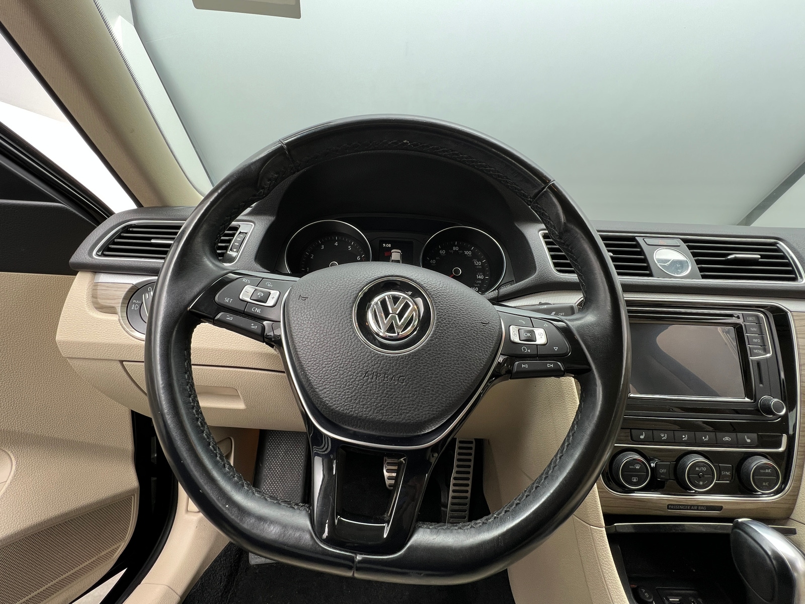 Thumbnail: 2017 Volkswagen Passat - 4