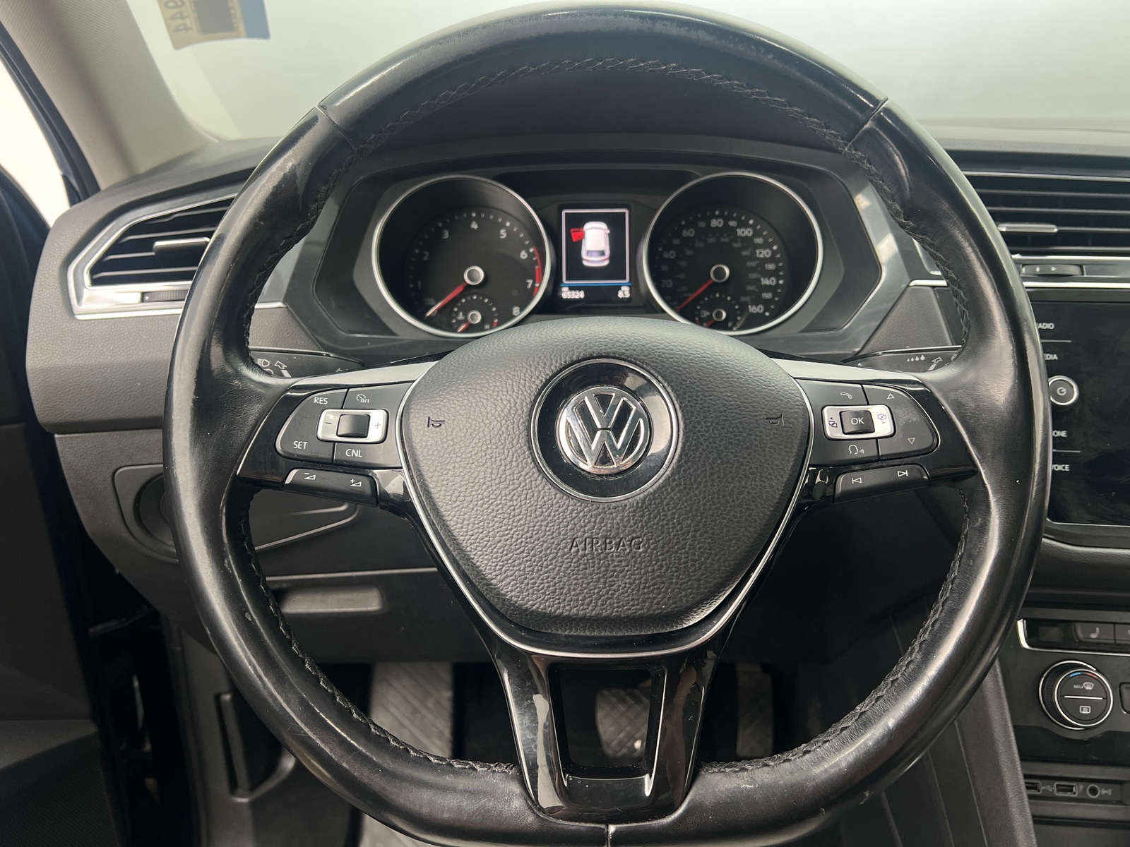 Thumbnail: 2018 Volkswagen Tiguan - 4