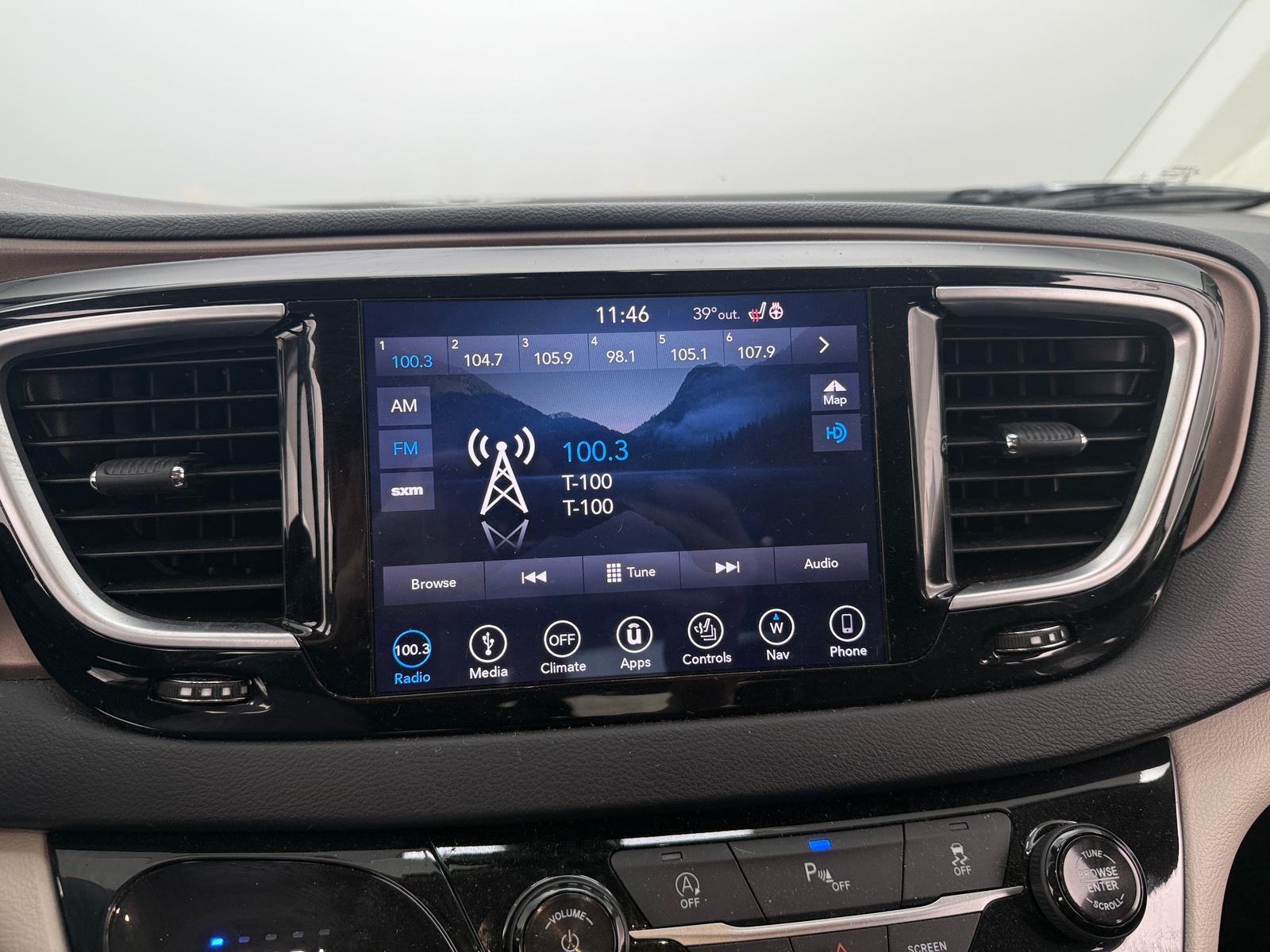 Thumbnail: 2018 Chrysler Pacifica - 3