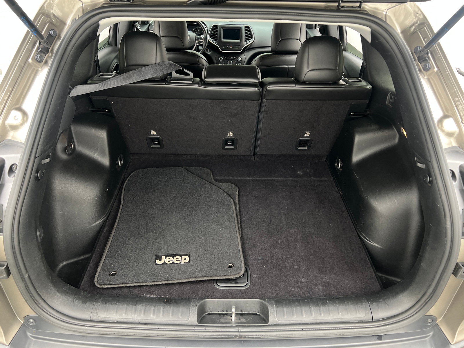 Thumbnail: 2019 Jeep Cherokee - 7