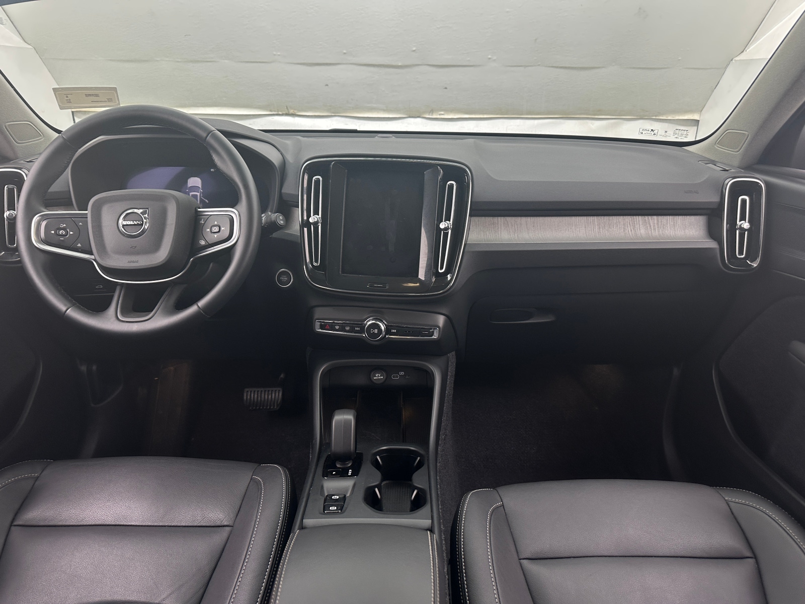 Thumbnail: 2025 Volvo XC40 - 3