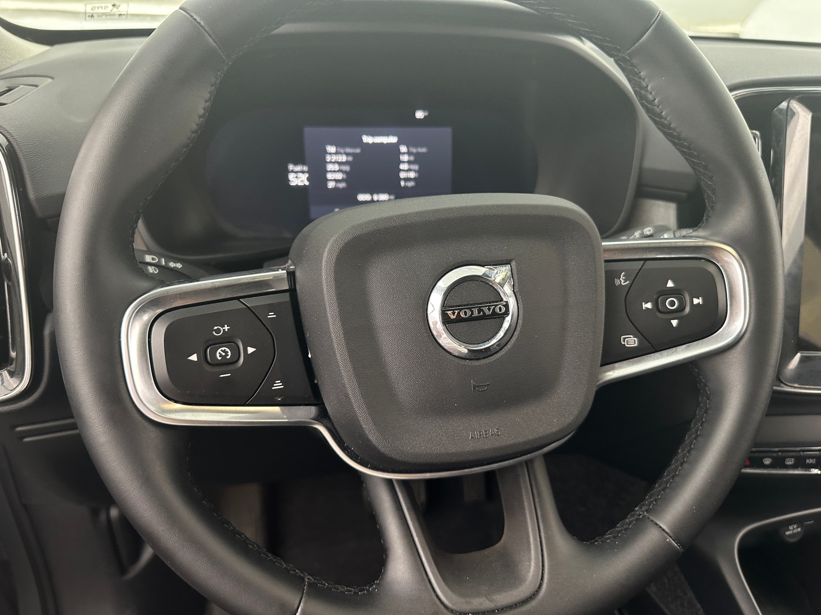 Thumbnail: 2025 Volvo XC40 - 5