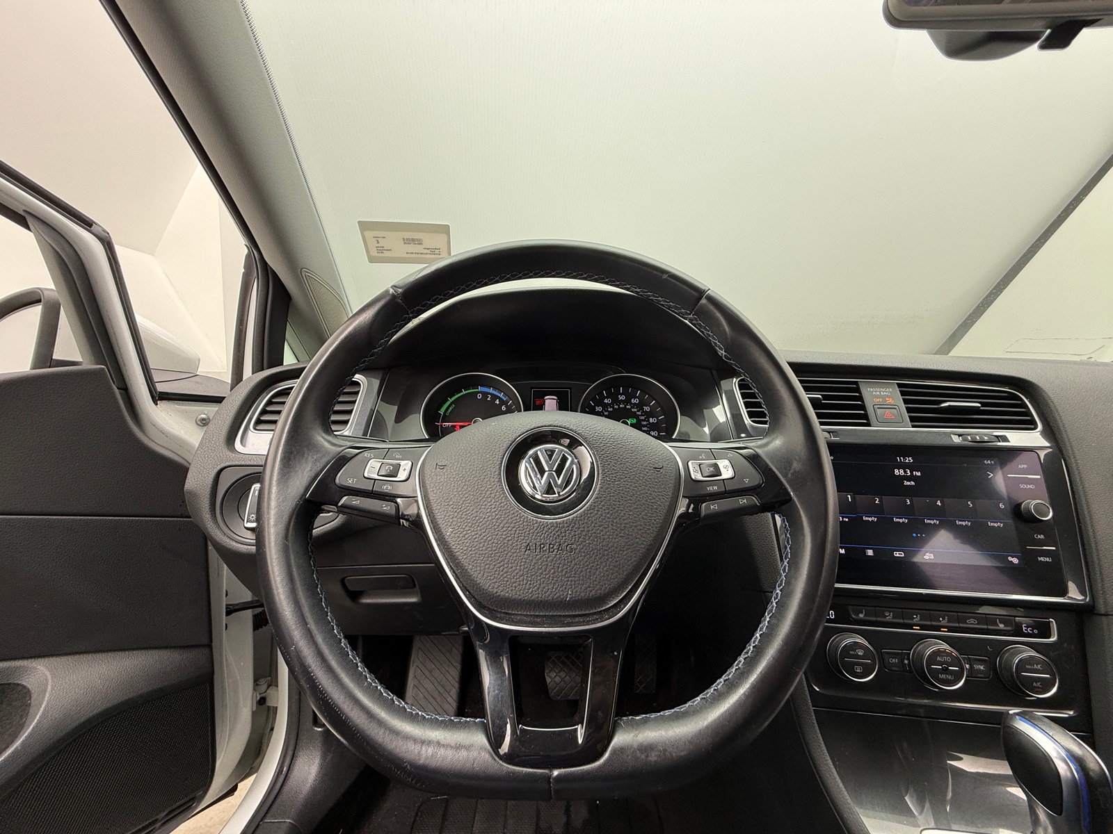 Thumbnail: 2019 Volkswagen e-Golf - 5