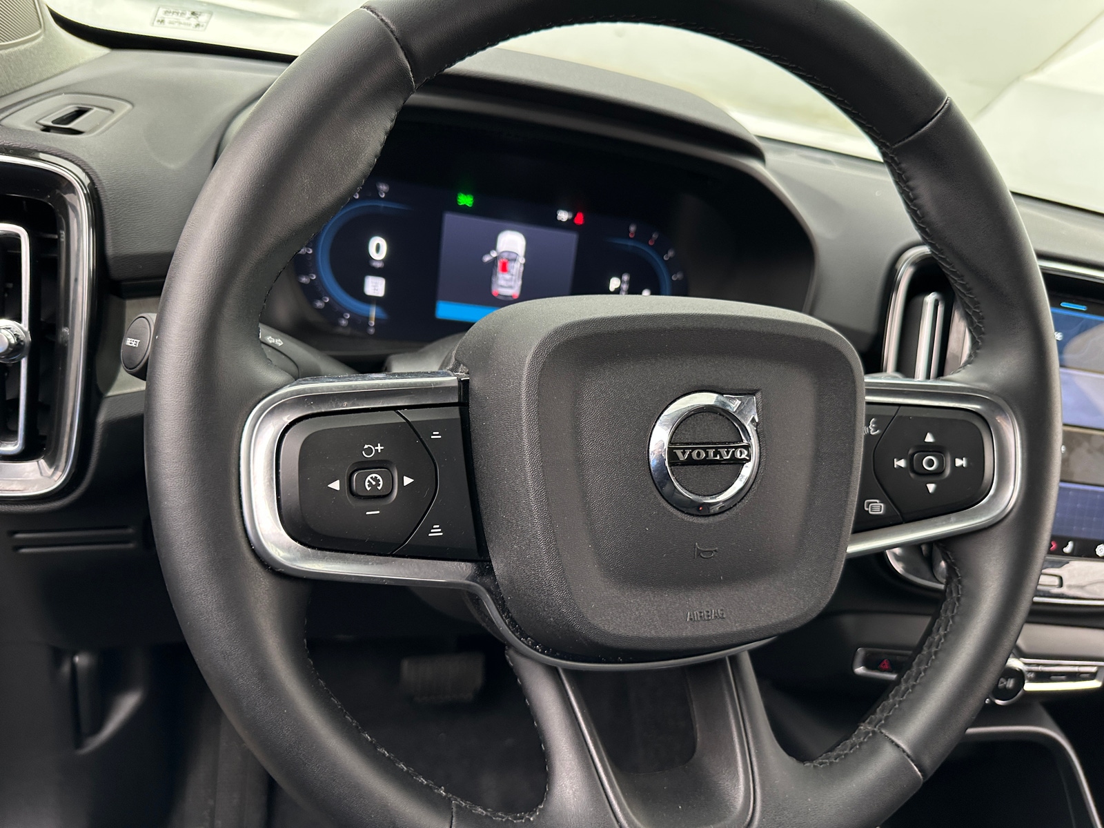 Thumbnail: 2025 Volvo XC40 - 4
