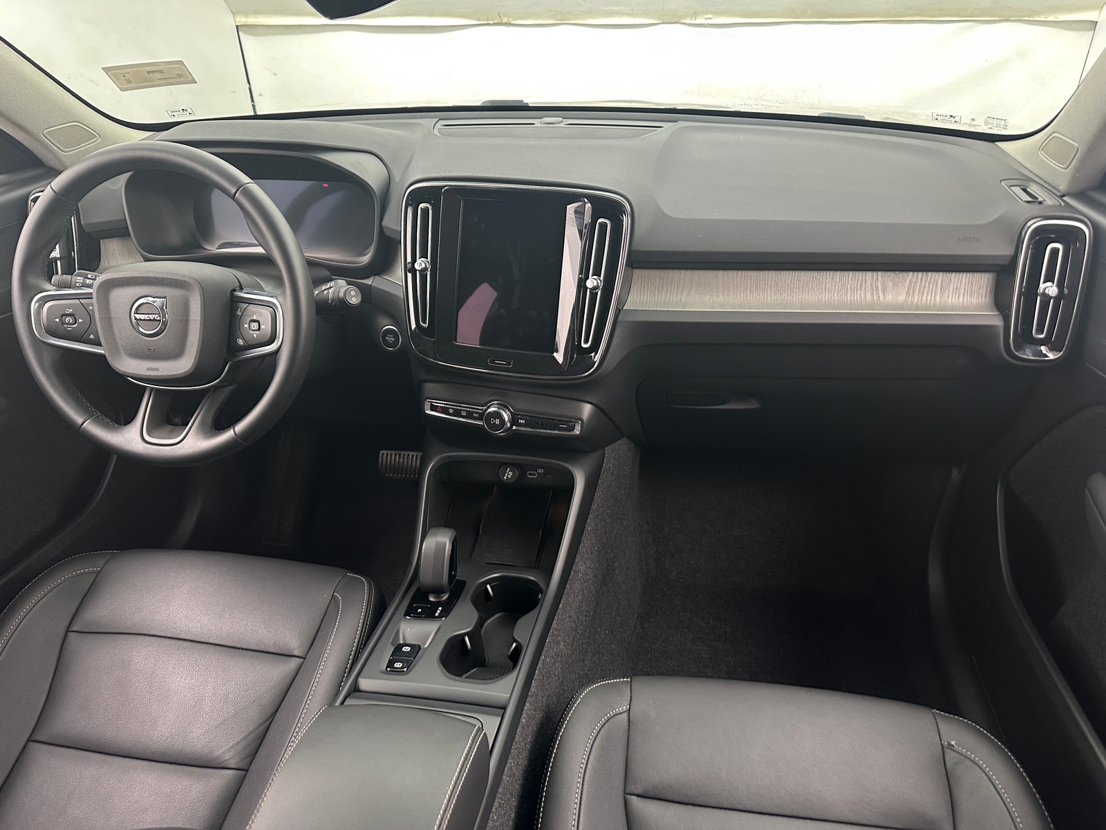 Thumbnail: 2025 Volvo XC40 - 3