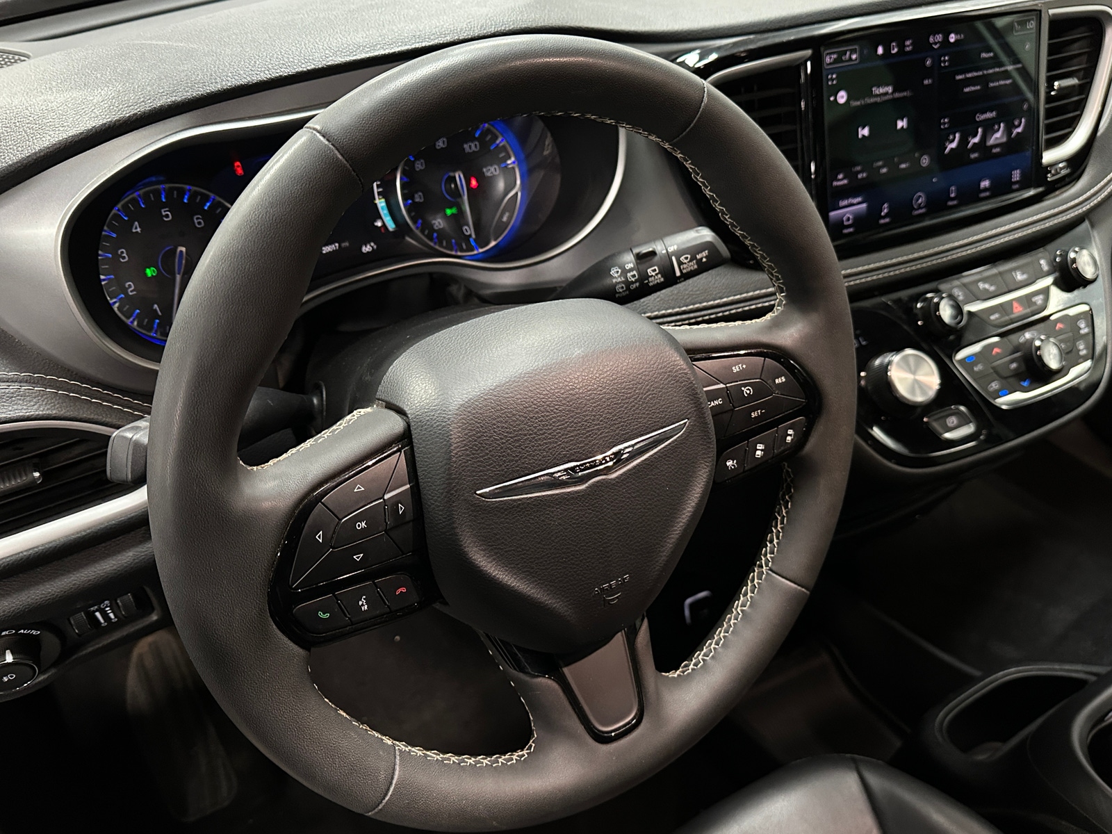 Thumbnail: 2023 Chrysler Pacifica - 4