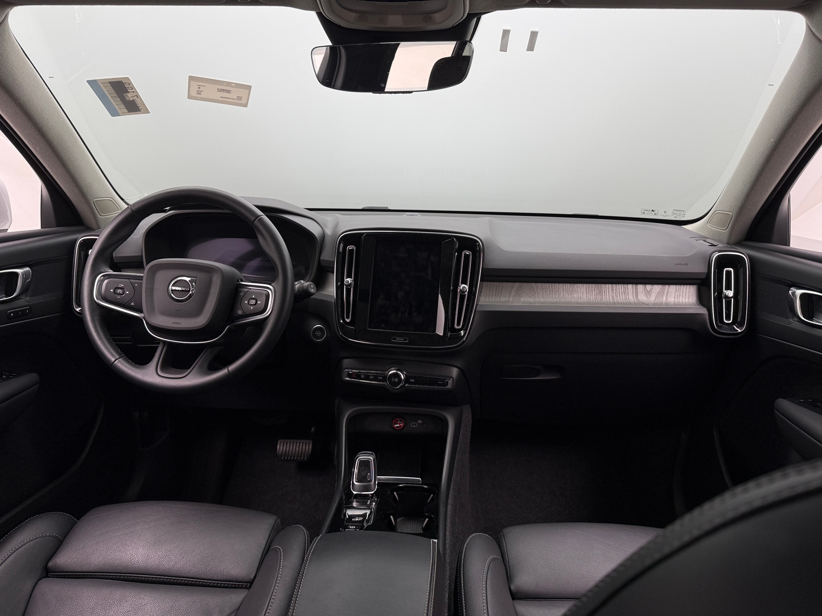 Thumbnail: 2025 Volvo XC40 - 2