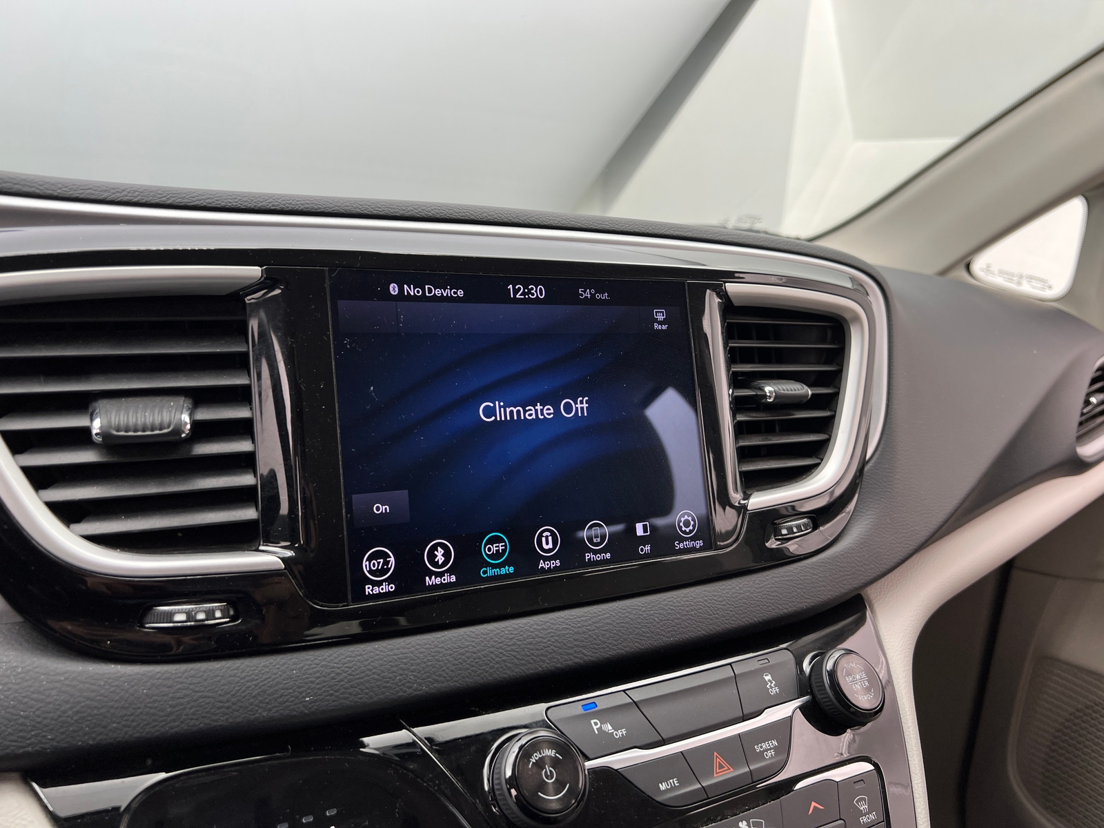 Thumbnail: 2018 Chrysler Pacifica - 4