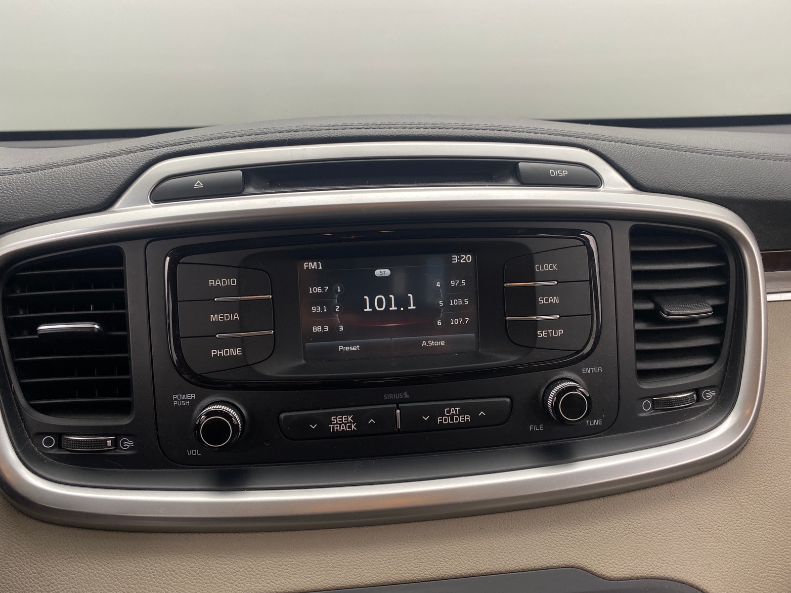 Thumbnail: 2017 Kia Sorento - 4