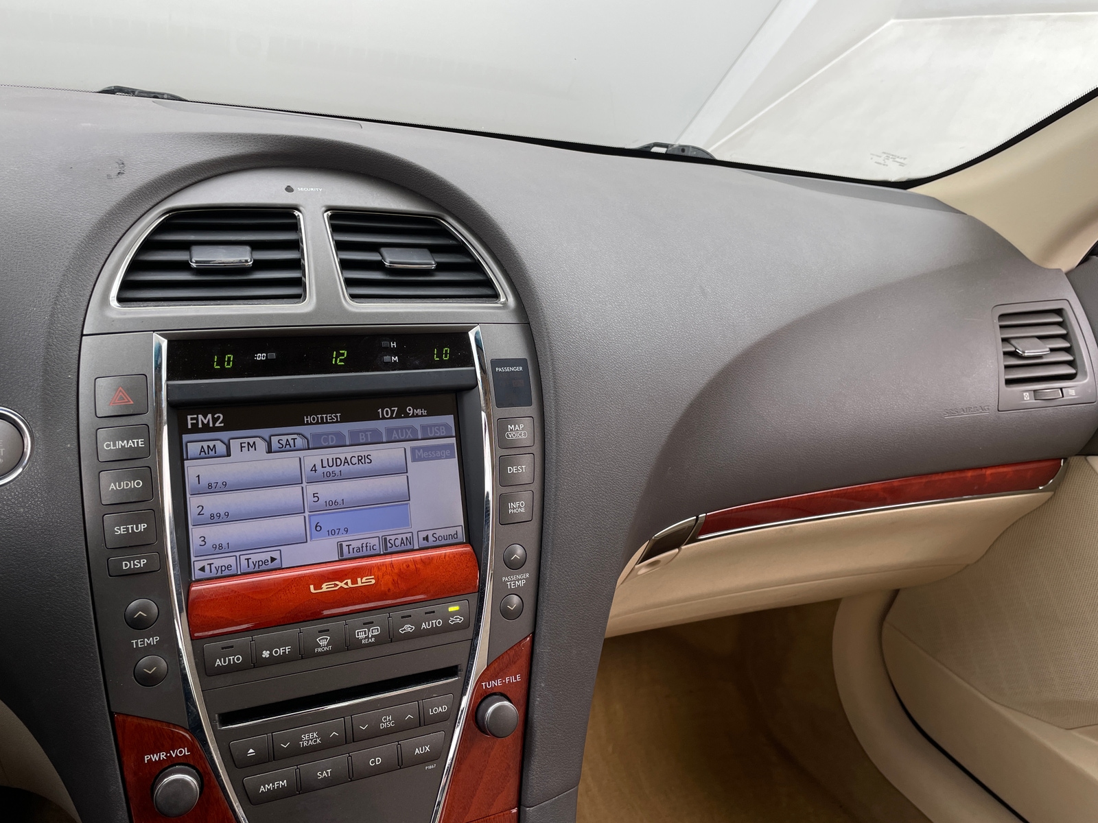 Thumbnail: 2011 Lexus ES - 3