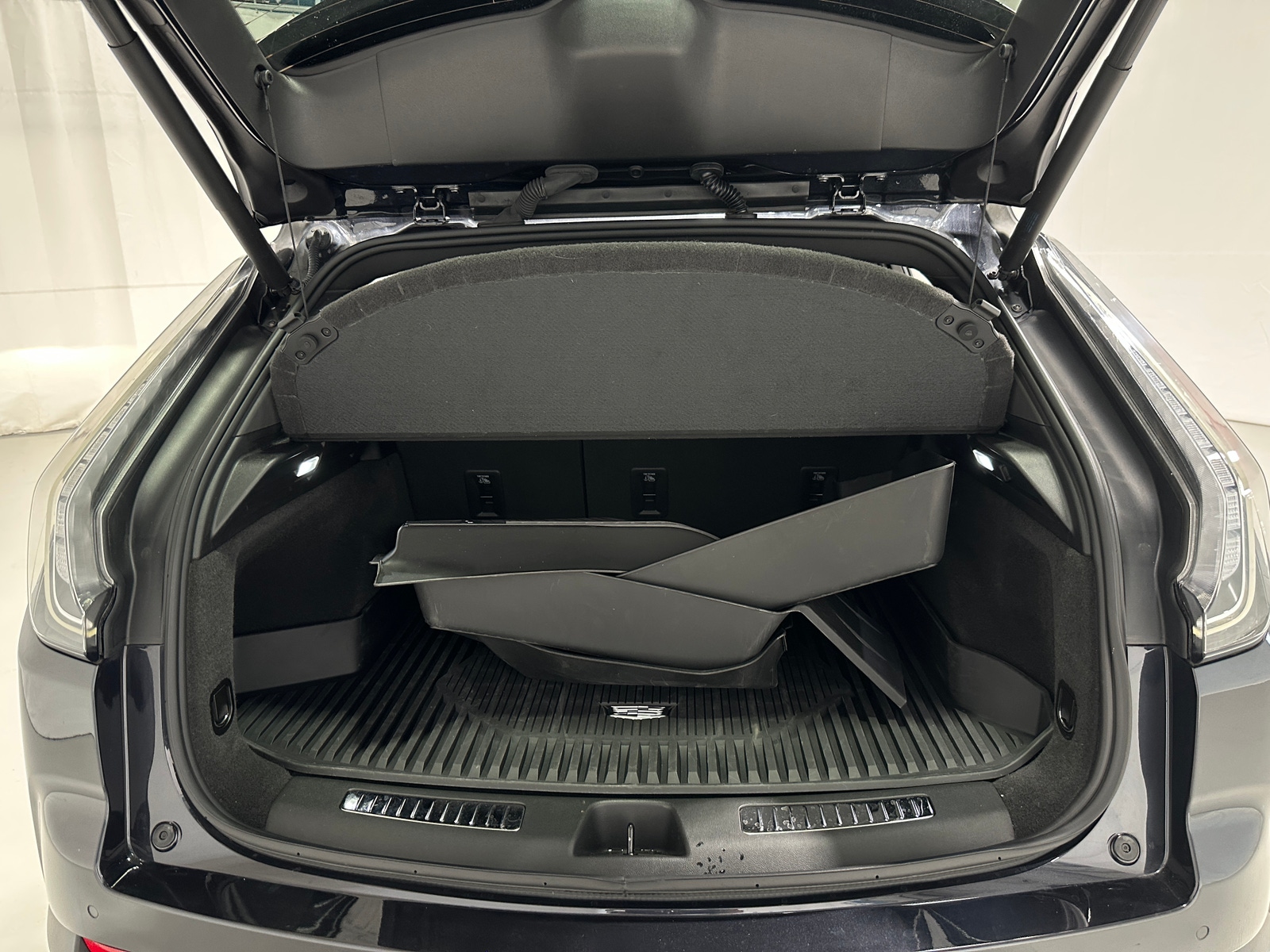 Thumbnail: 2023 Cadillac XT4 - 6