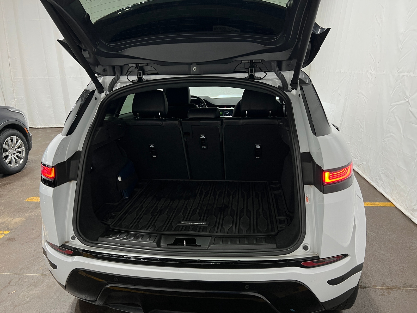 Thumbnail: 2020 Land Rover Range Rover Evoque - 6