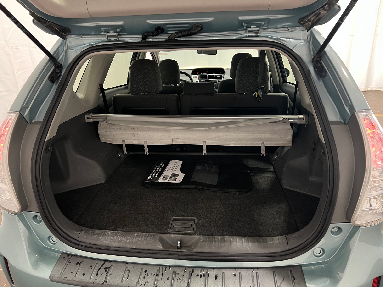Thumbnail: 2014 Toyota Prius v - 7
