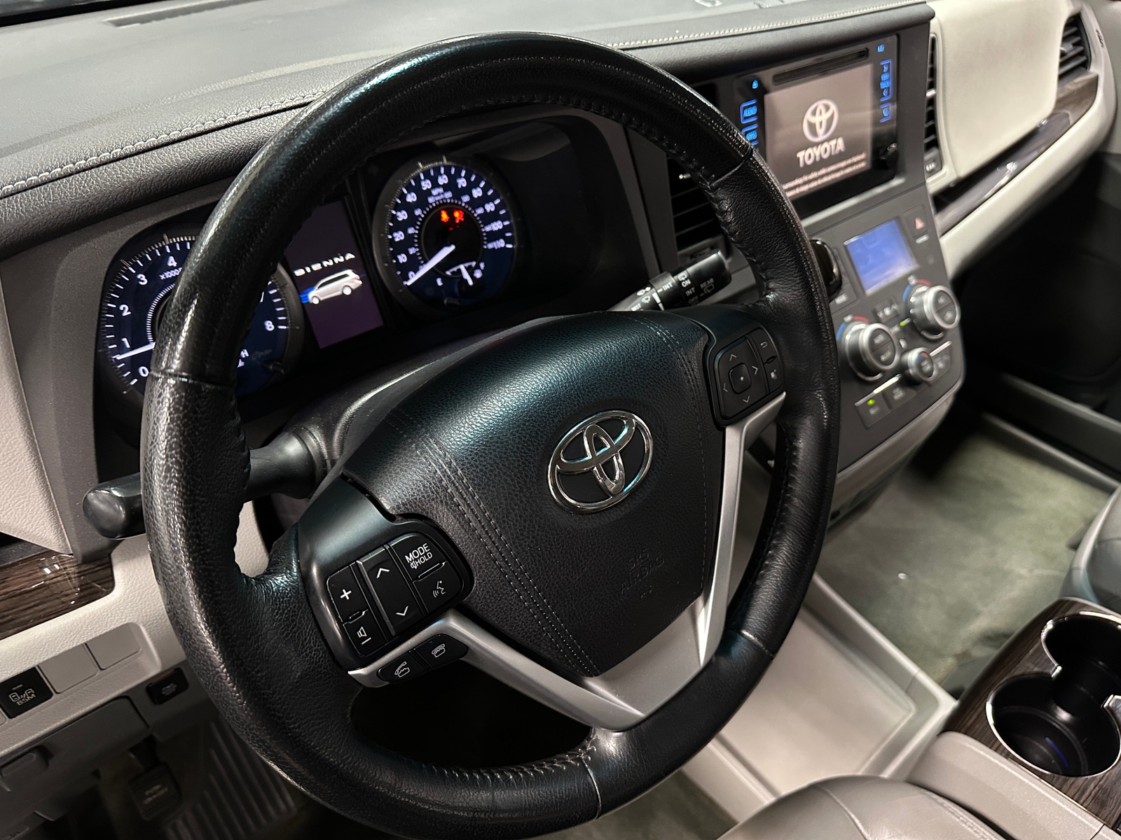 Thumbnail: 2015 Toyota Sienna - 4