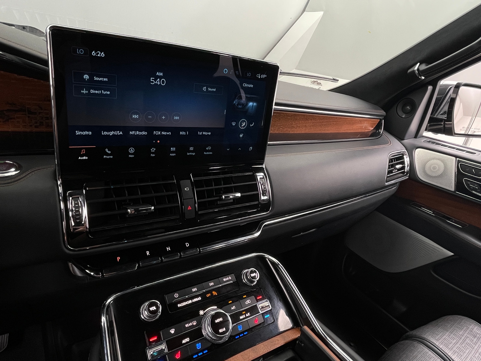 Thumbnail: 2022 Lincoln Navigator - 3