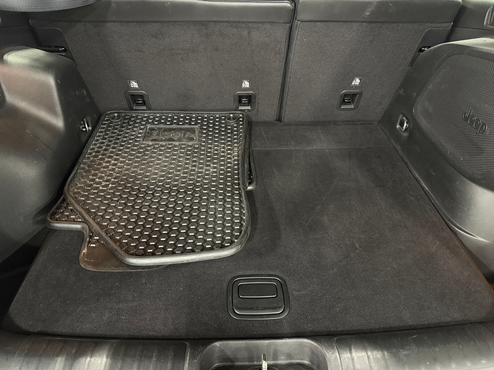 Thumbnail: 2019 Jeep Cherokee - 7