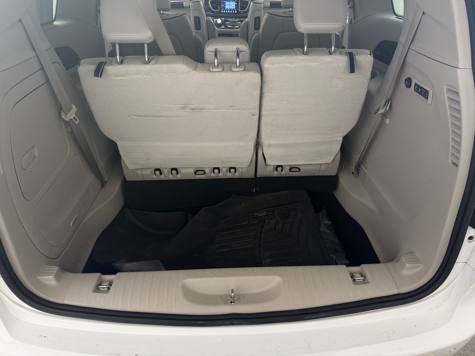 Thumbnail: 2017 Chrysler Pacifica - 6