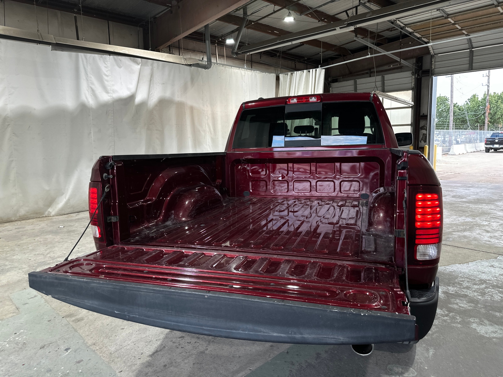 Thumbnail: 2020 RAM 1500 Classic - 7