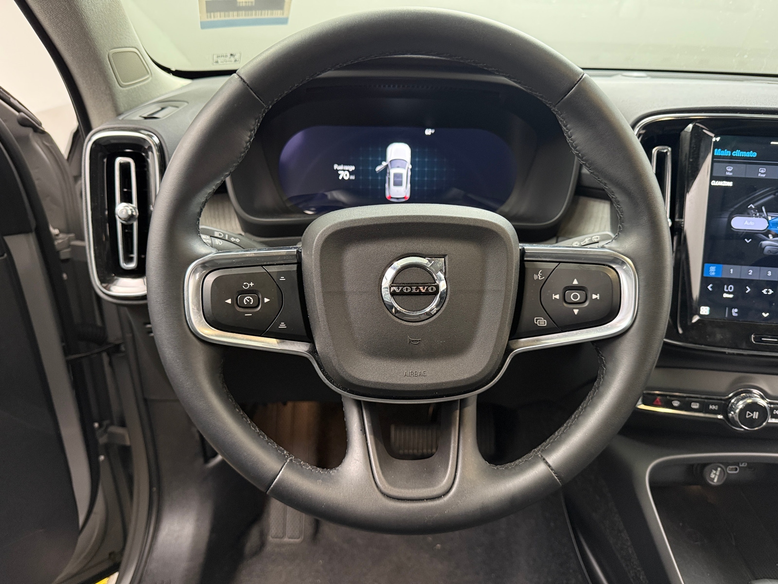 Thumbnail: 2025 Volvo XC40 - 4