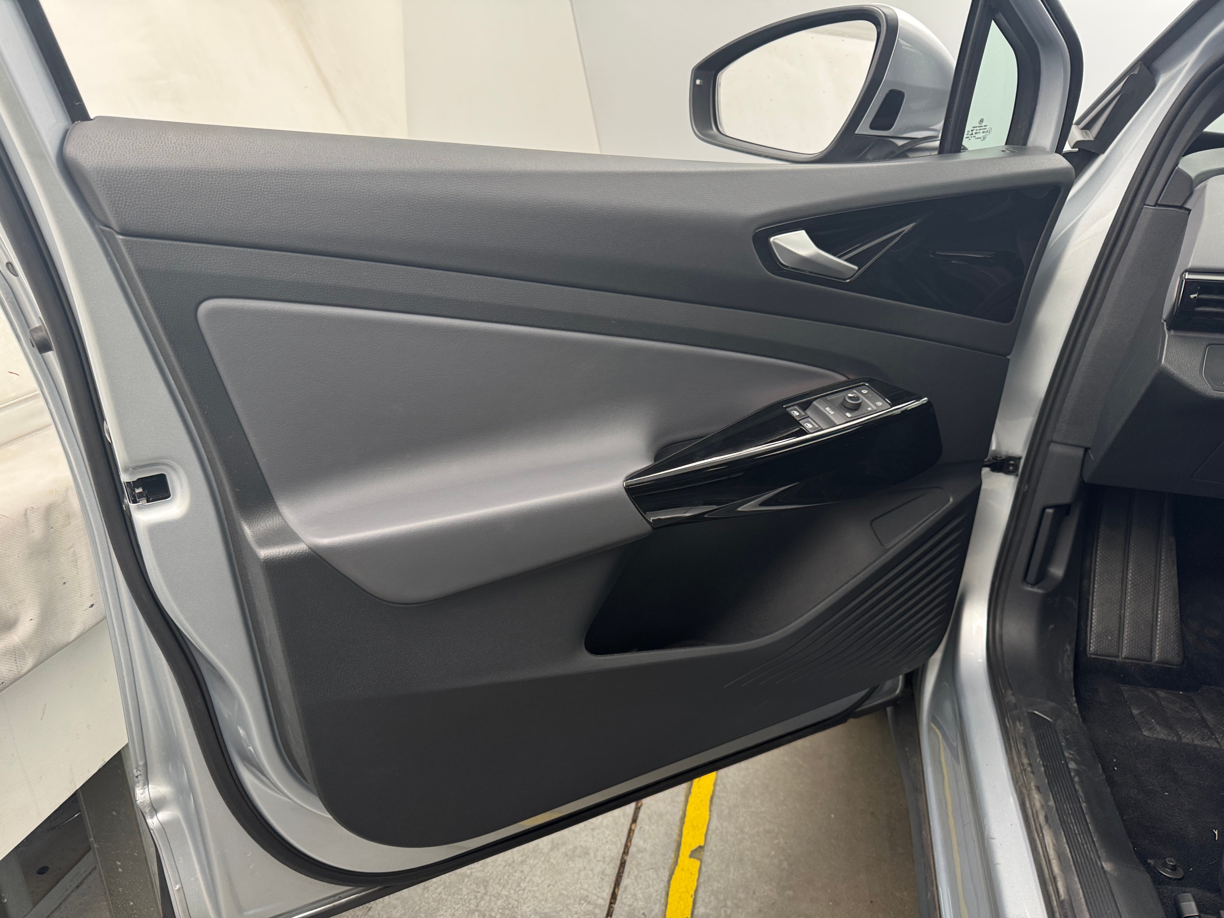 Used 2021 Volkswagen ID.4 PRO with VIN WVGRMPE21MP042524 for sale in Oak Creek, WI