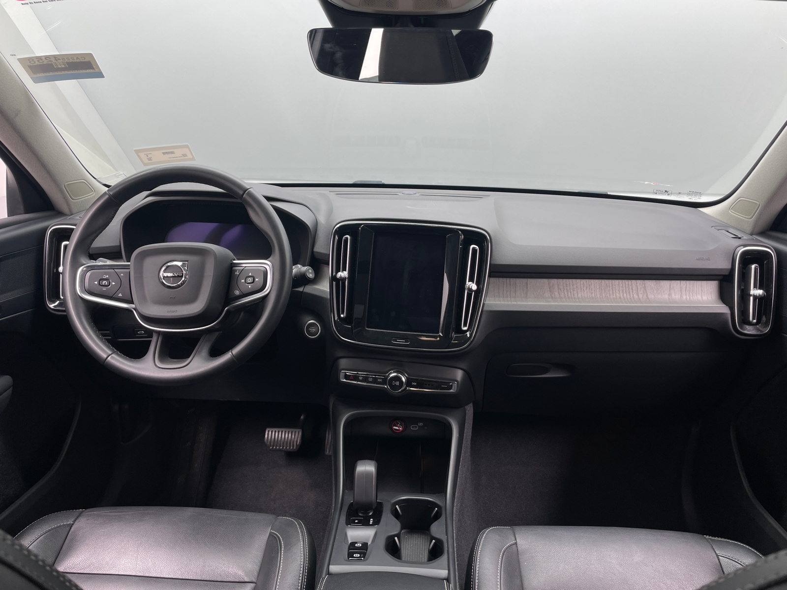 Thumbnail: 2024 Volvo XC40 - 2
