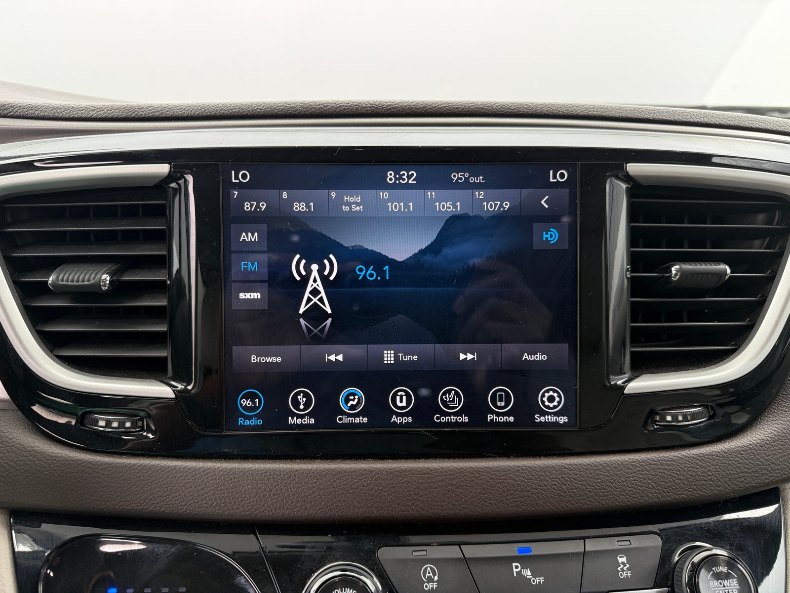 Thumbnail: 2018 Chrysler Pacifica - 3