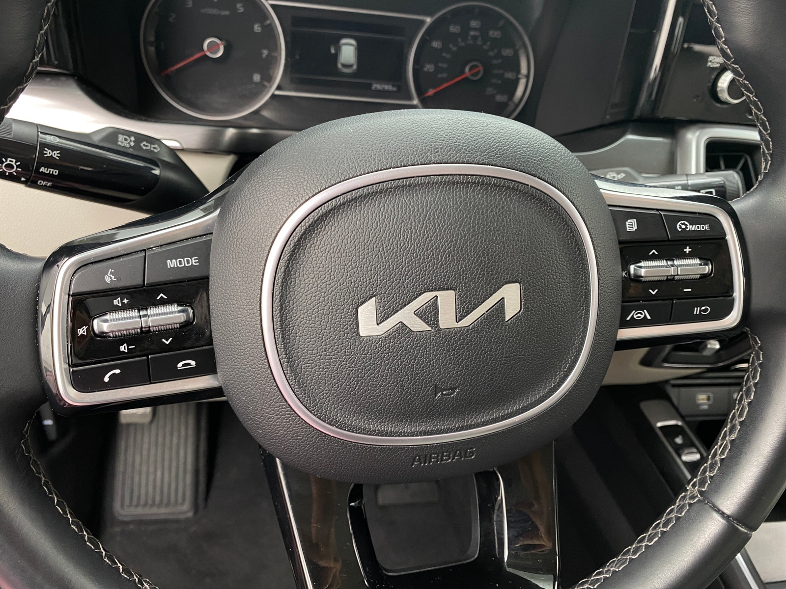 Thumbnail: 2023 Kia Sorento - 4