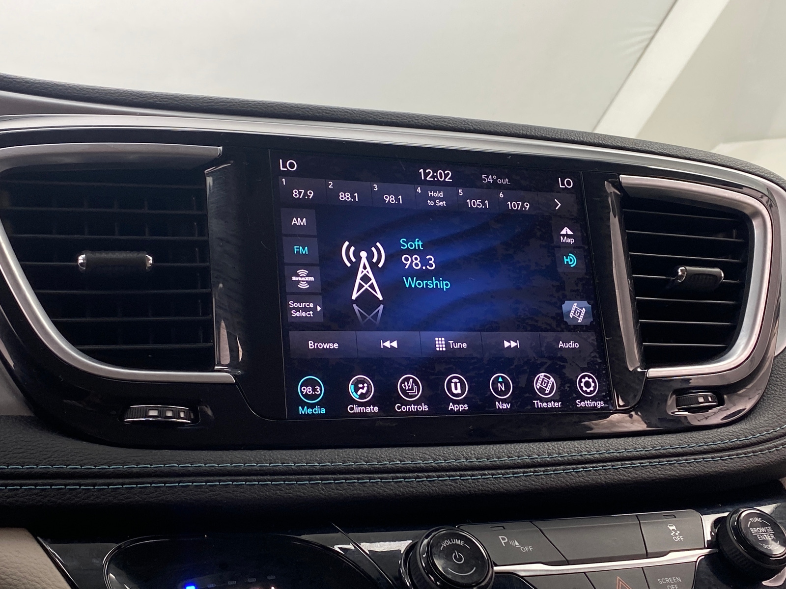 Thumbnail: 2020 Chrysler Pacifica - 3