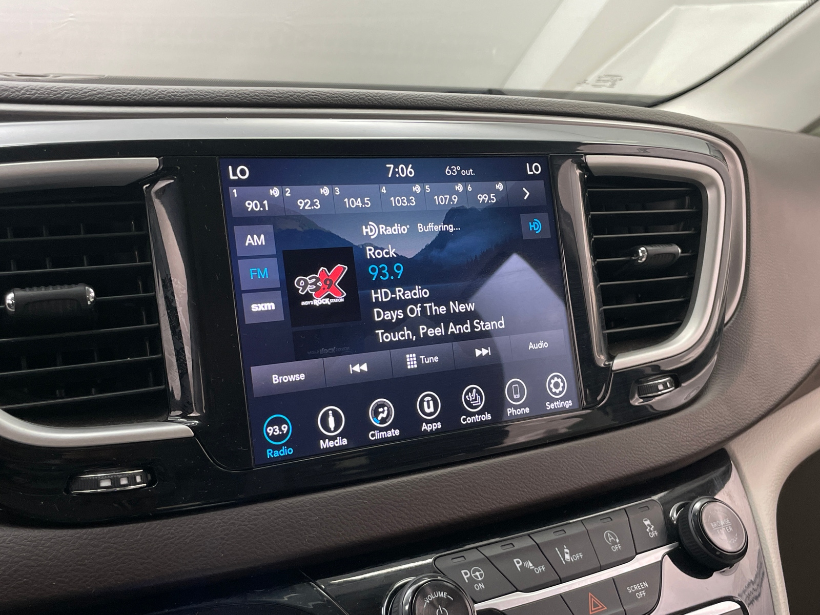 Thumbnail: 2018 Chrysler Pacifica - 3