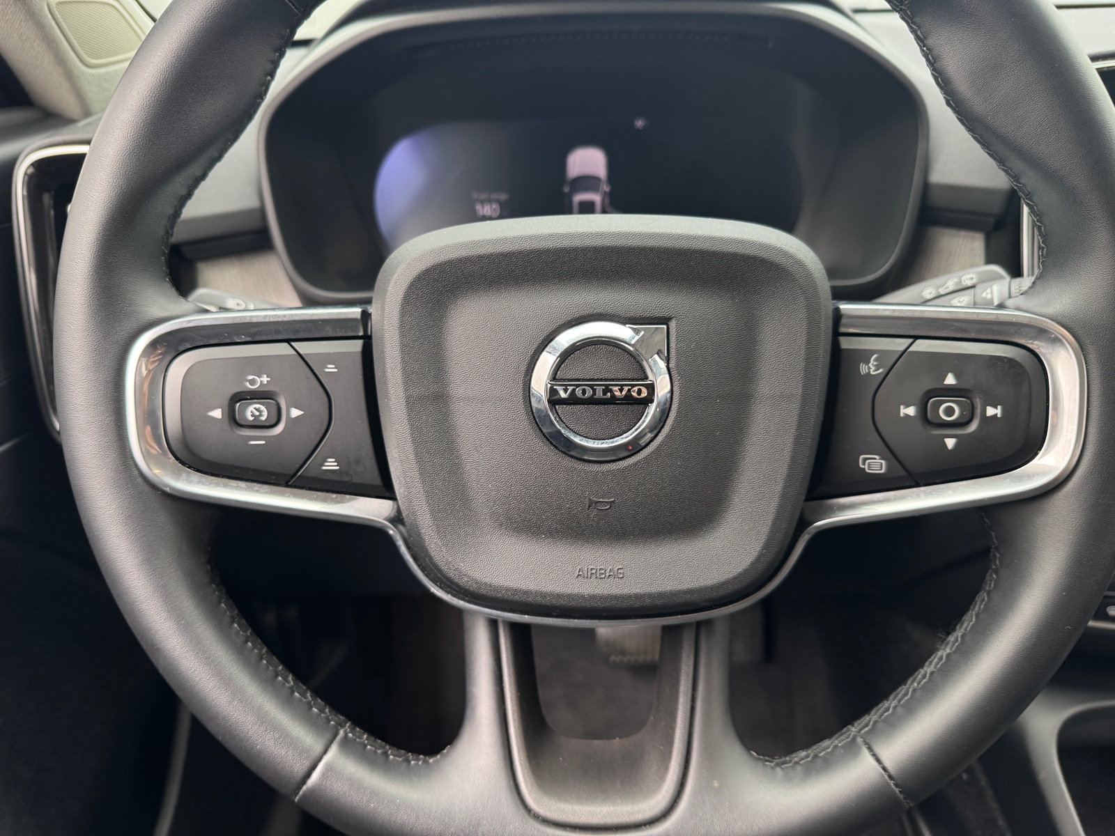 Thumbnail: 2025 Volvo XC40 - 4