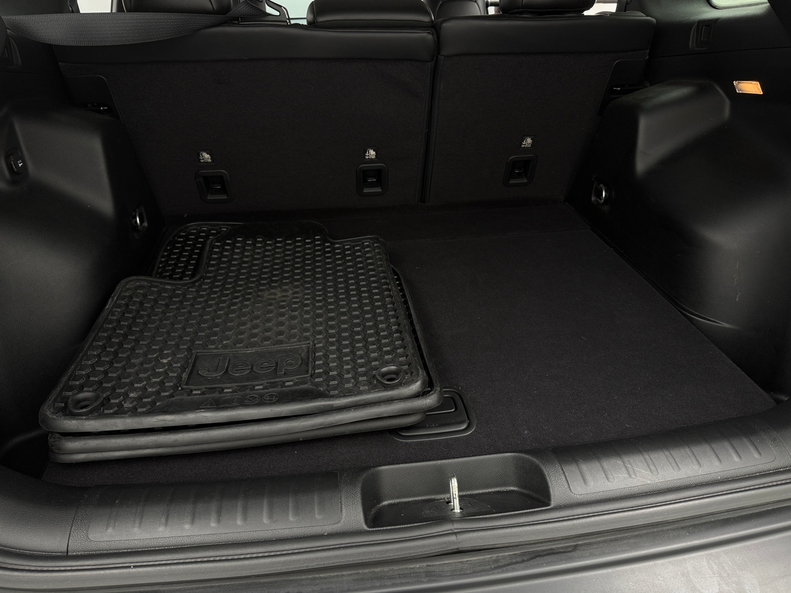 Thumbnail: 2019 Jeep Cherokee - 6