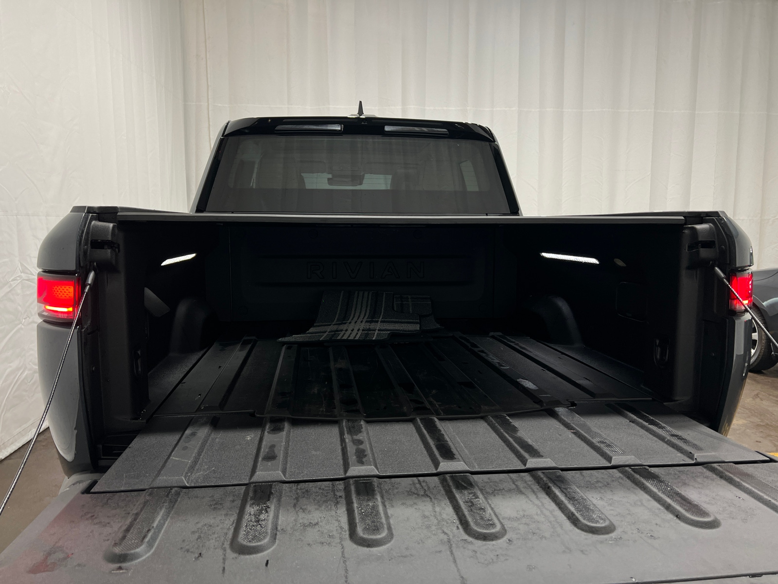 Thumbnail: 2025 Rivian R1T - 6