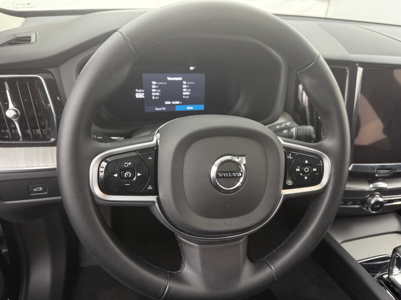 Thumbnail: 2025 Volvo XC60 - 4