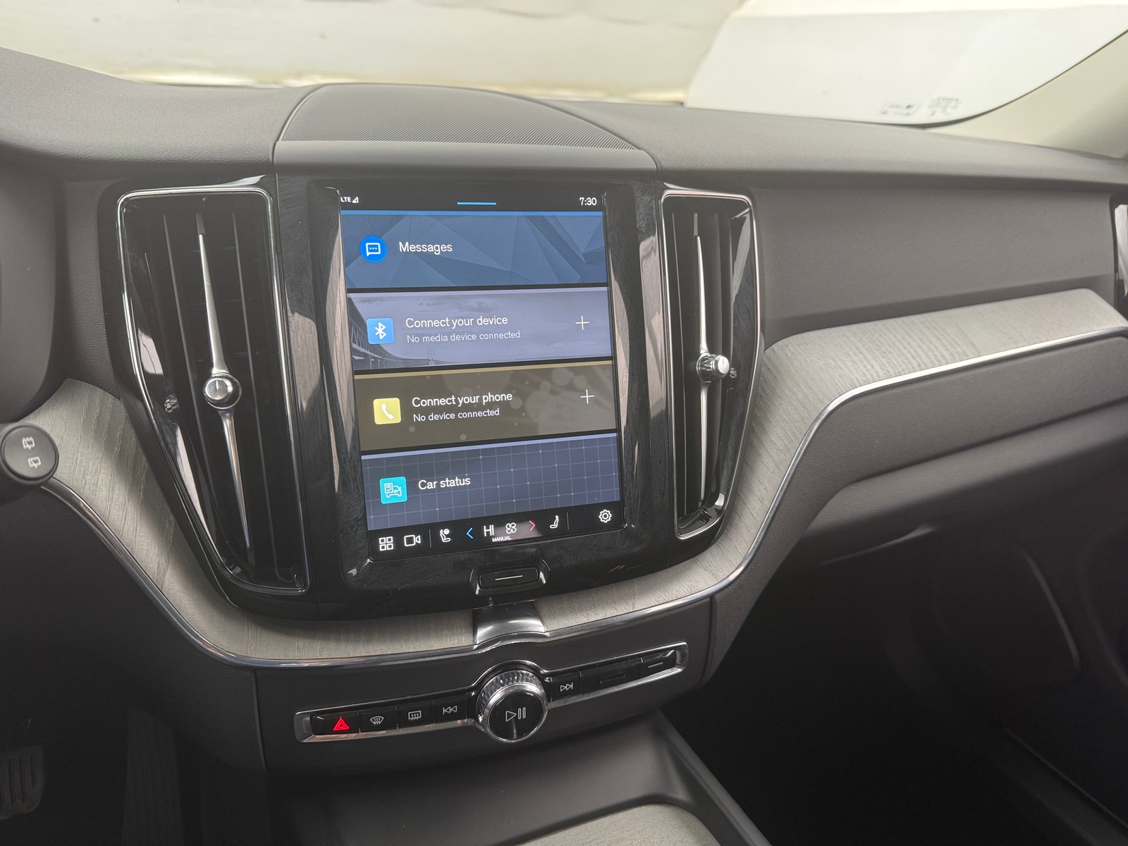 Thumbnail: 2025 Volvo XC60 - 3