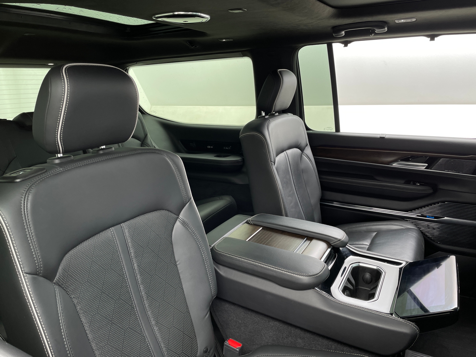 Thumbnail: 2022 Jeep Grand Wagoneer - 5