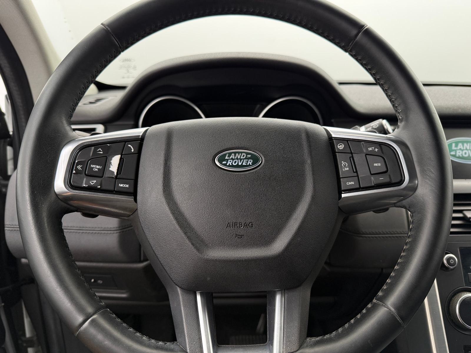 Thumbnail: 2017 Land Rover Discovery Sport - 4