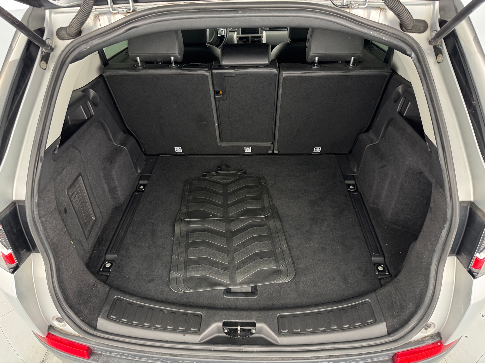 Thumbnail: 2017 Land Rover Discovery Sport - 6