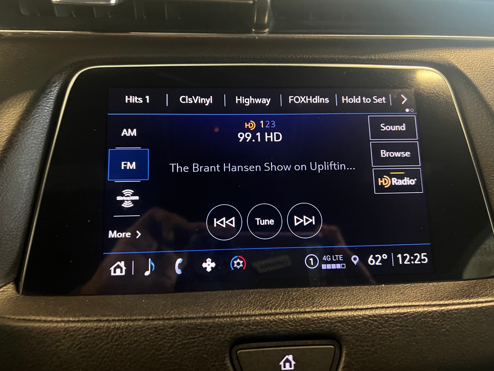 Thumbnail: 2023 Cadillac XT4 - 3