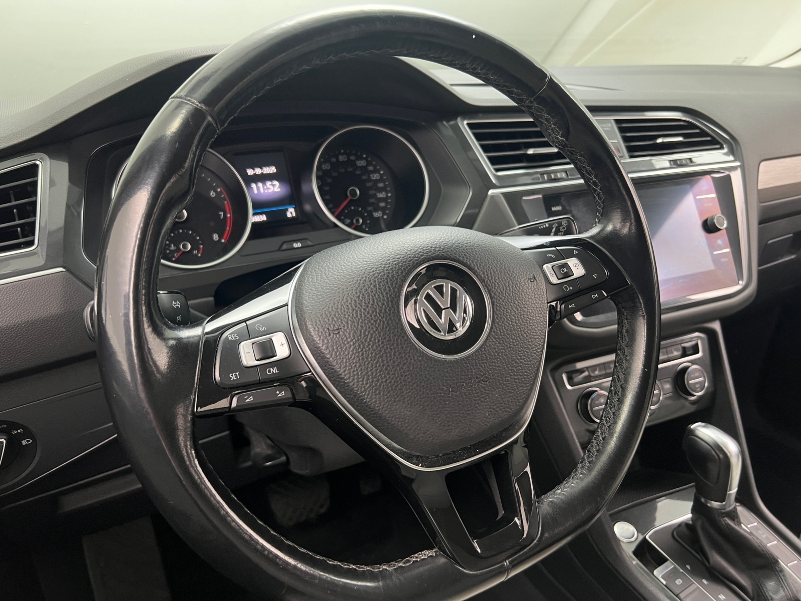 Thumbnail: 2018 Volkswagen Tiguan - 4