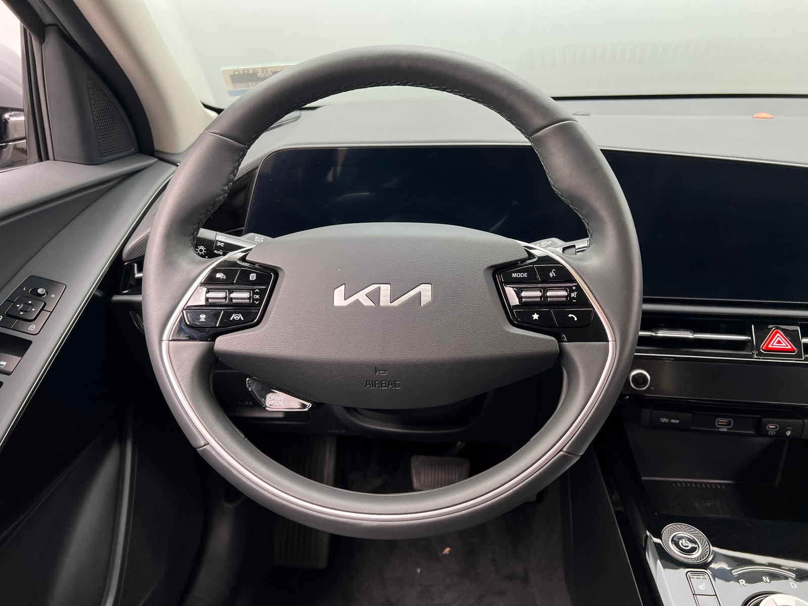 Thumbnail: 2023 Kia Niro - 4