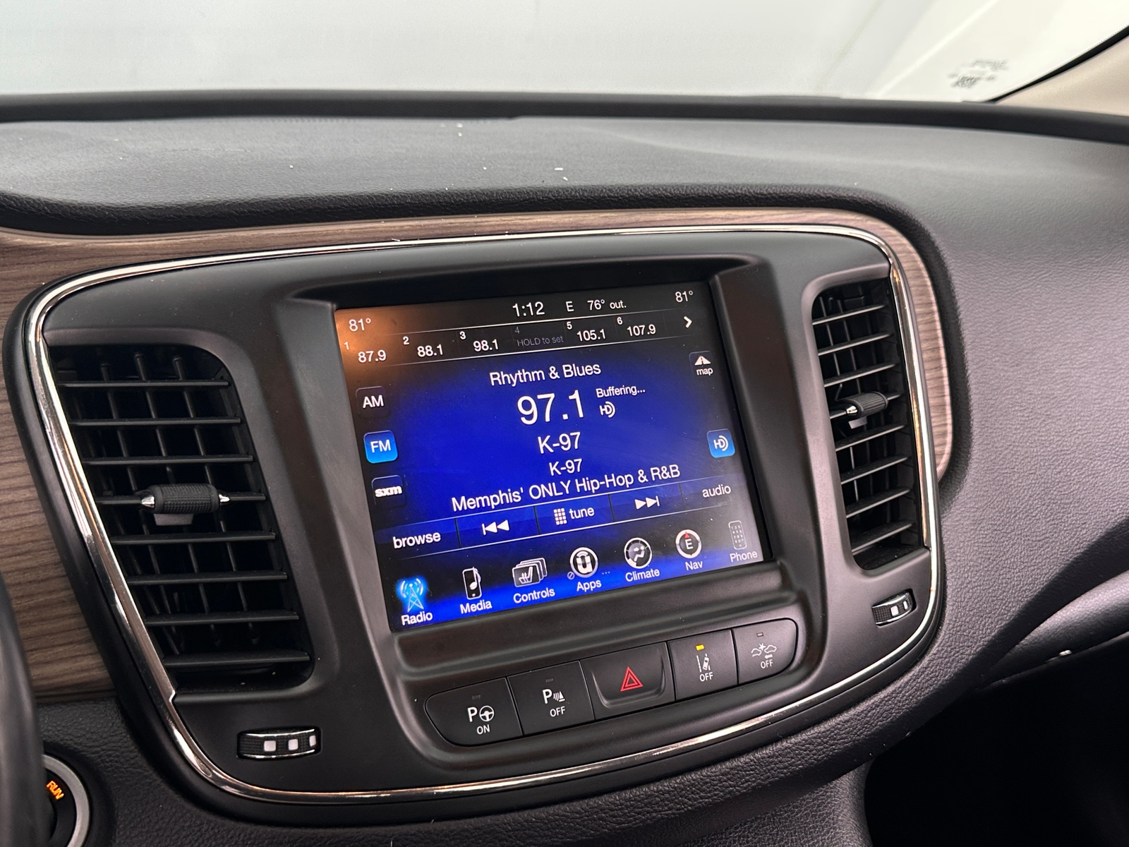 Thumbnail: 2015 Chrysler 200 - 3