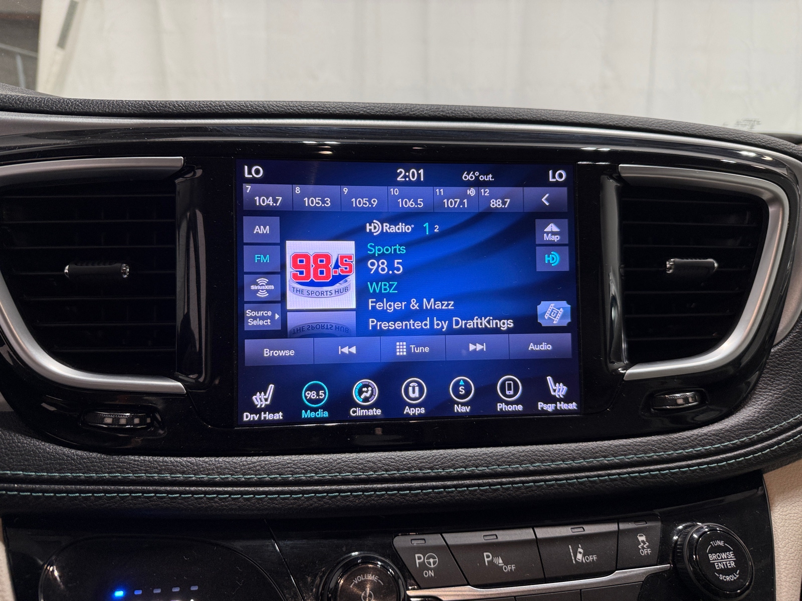 Thumbnail: 2019 Chrysler Pacifica - 3
