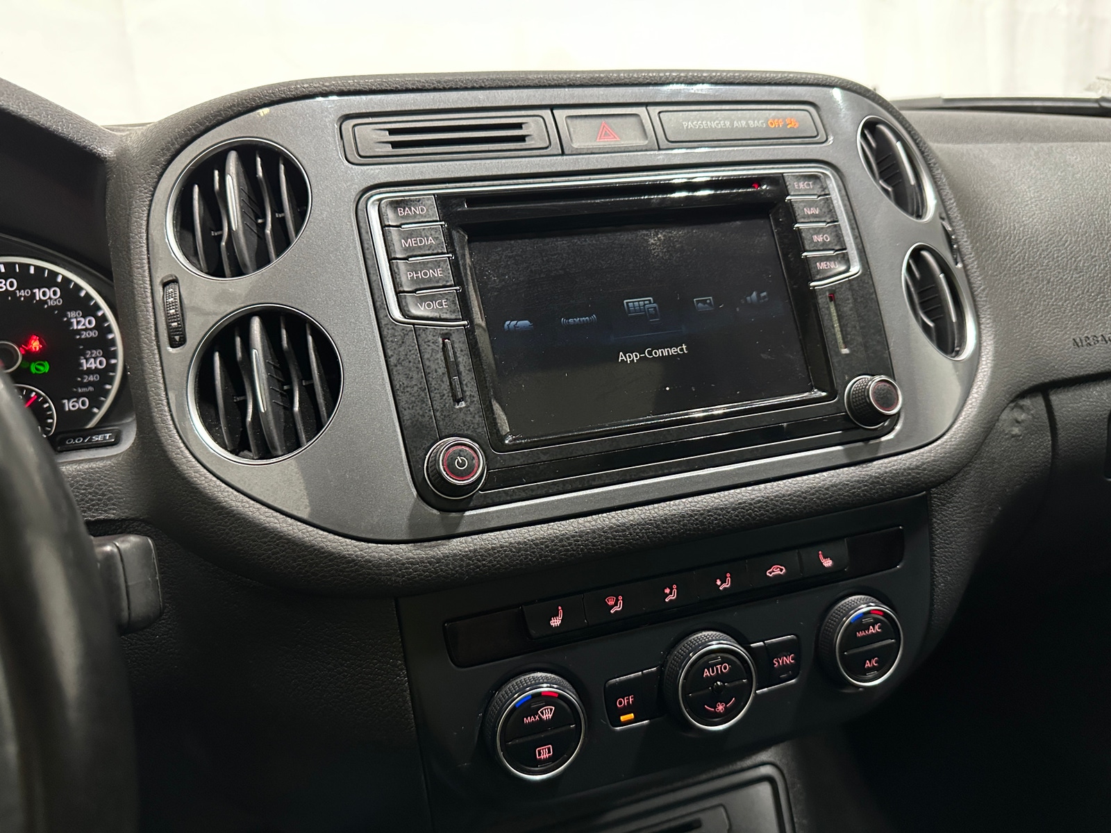 Thumbnail: 2016 Volkswagen Tiguan - 4