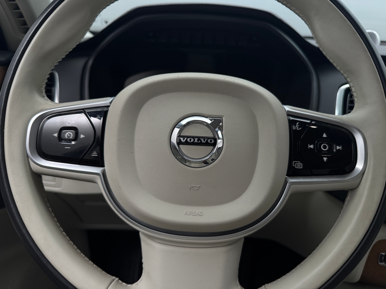 Thumbnail: 2018 Volvo XC90 - 4